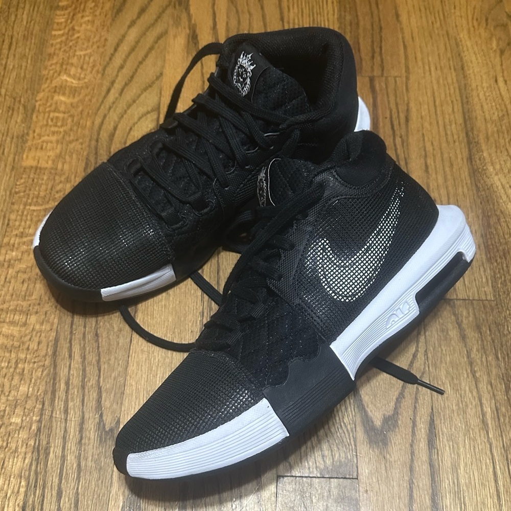 Nike LeBron Witness 8 Sneakers